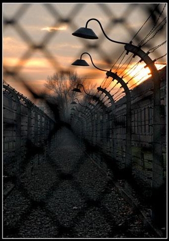 Auschwitz: Muro dove si posizionava l'orchestra (a sinistra) 